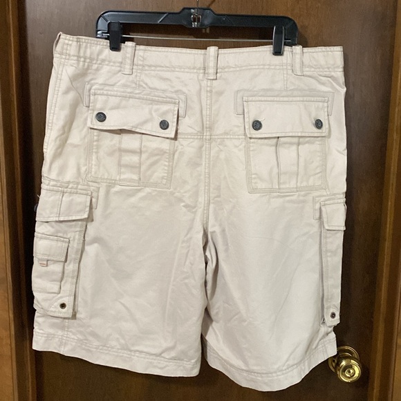 Like new canvas cargo Eddie Bauer men’s shorts. 8 pockets. - Picture 2 of 3